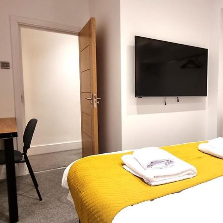 Spacious 6 Bedroom House, 4 Bathrooms, Central, 2 Parking Spaces Swindon Exterior foto