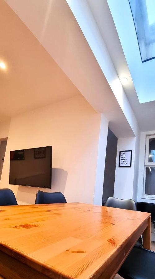 Spacious 6 Bedroom House, 4 Bathrooms, Central, 2 Parking Spaces Swindon Exterior foto