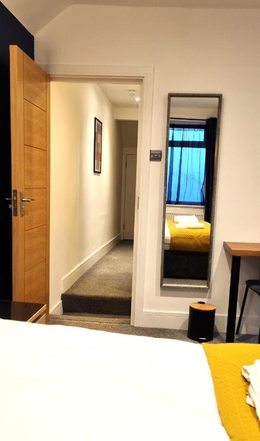 Spacious 6 Bedroom House, 4 Bathrooms, Central, 2 Parking Spaces Swindon Exterior foto