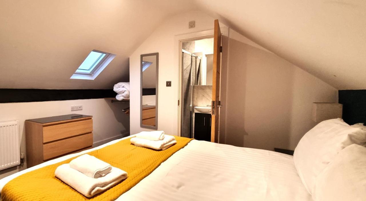 Spacious 6 Bedroom House, 4 Bathrooms, Central, 2 Parking Spaces Swindon Exterior foto